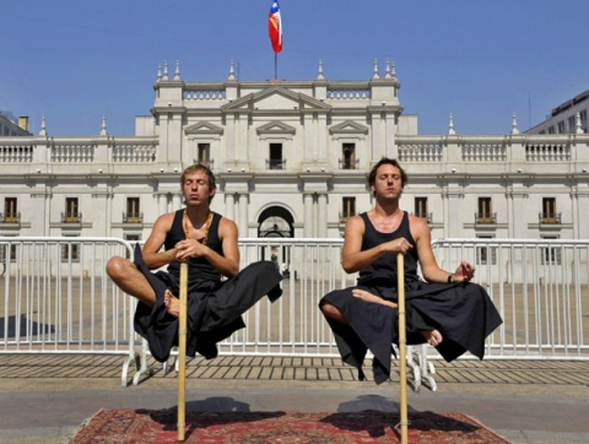 Cặp sinh đôi này được xem là những ảo thuật gia nổi tiếng nhất ở Chile.